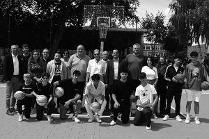 Gruppenfoto neuer Basketballplatz